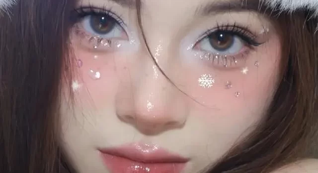圣诞妆容教程：打造节日氛围的美丽妆容